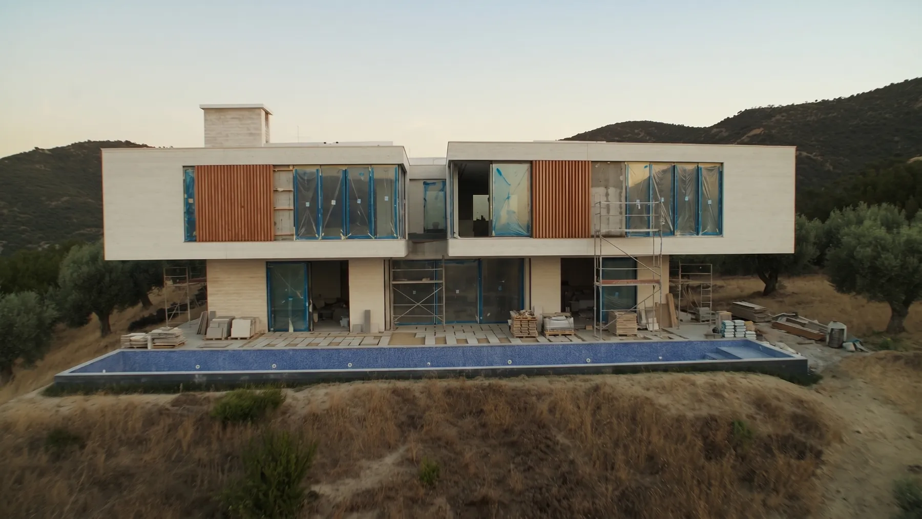 Casa quase pronta, com caixilharia e ripado a meio